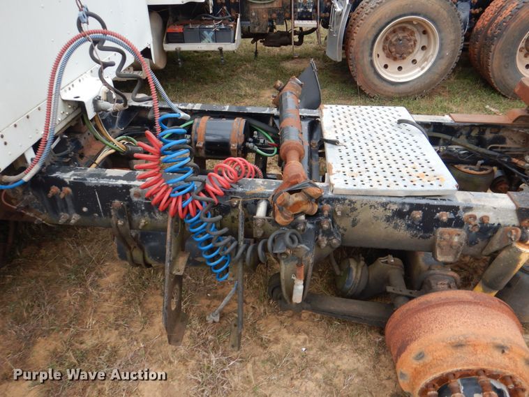 image for item DL0691 1998 Freightliner FLD112  semi truck