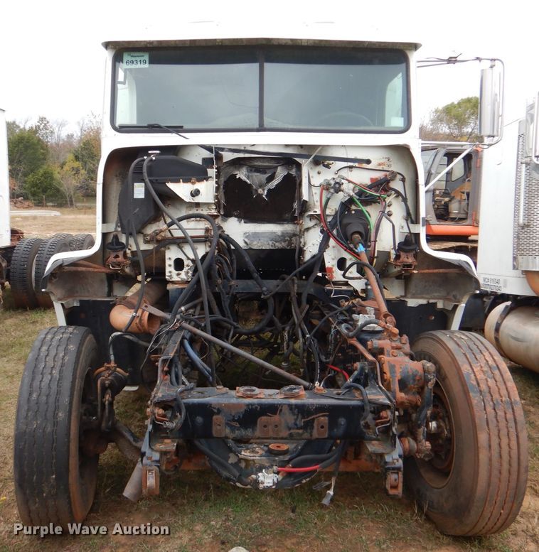 image for item DL0692 1998 Freightliner FLD112  semi truck