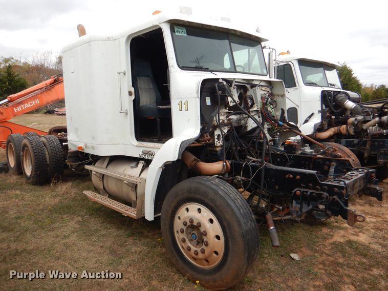 image for item DL0692 1998 Freightliner FLD112  semi truck