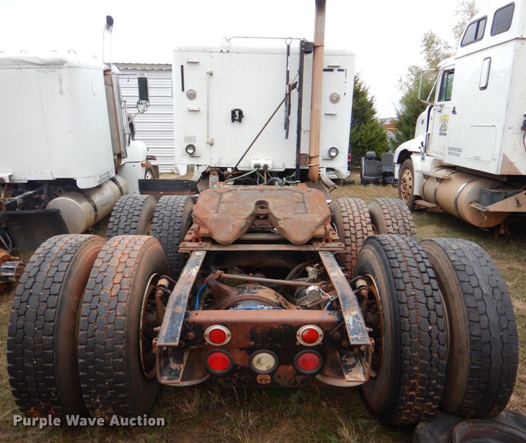 image for item DL0692 1998 Freightliner FLD112  semi truck