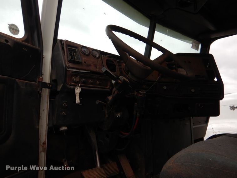 image for item DL0692 1998 Freightliner FLD112  semi truck