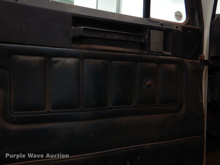 image for item DL0692 1998 Freightliner FLD112  semi truck