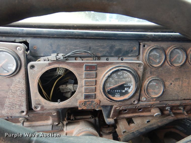 image for item DL0692 1998 Freightliner FLD112  semi truck