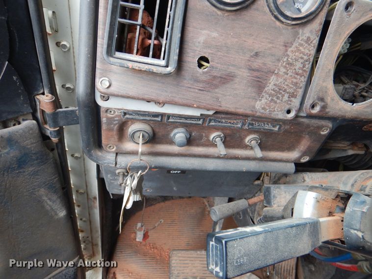 image for item DL0692 1998 Freightliner FLD112  semi truck