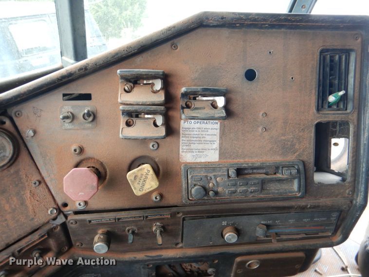 image for item DL0692 1998 Freightliner FLD112  semi truck