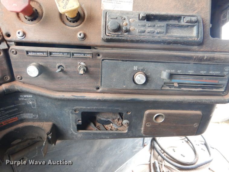 image for item DL0692 1998 Freightliner FLD112  semi truck