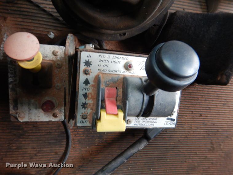 image for item DL0692 1998 Freightliner FLD112  semi truck