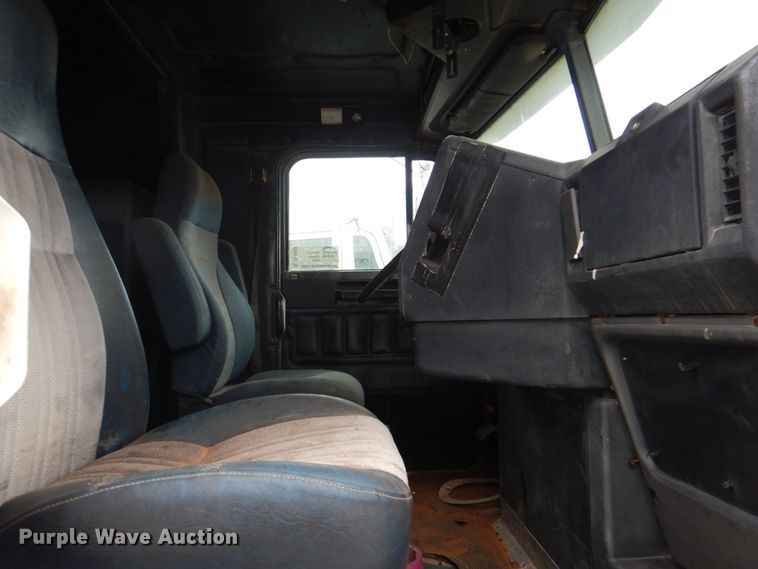 image for item DL0692 1998 Freightliner FLD112  semi truck