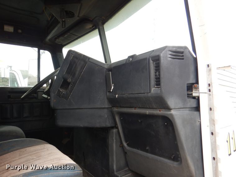 image for item DL0692 1998 Freightliner FLD112  semi truck