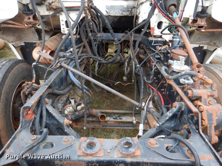 image for item DL0692 1998 Freightliner FLD112  semi truck