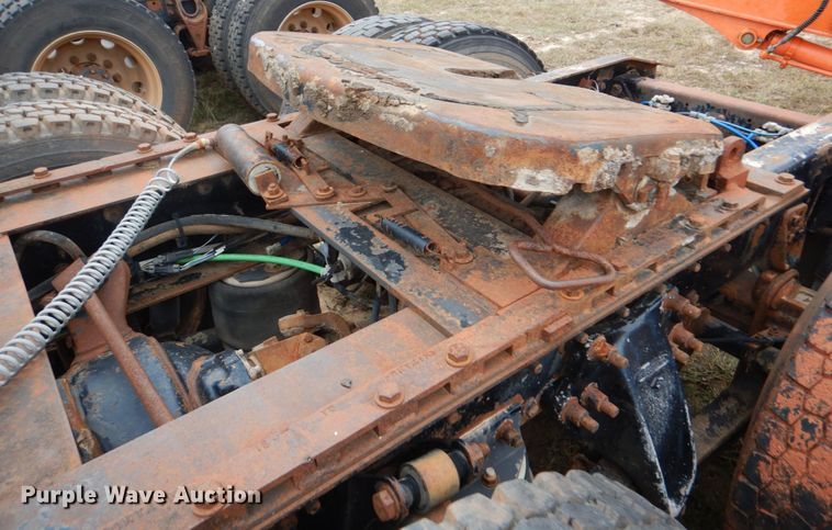 image for item DL0692 1998 Freightliner FLD112  semi truck