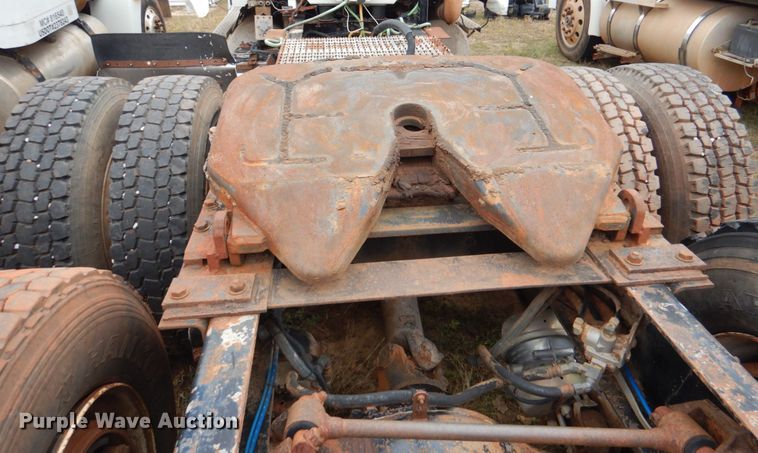 image for item DL0692 1998 Freightliner FLD112  semi truck