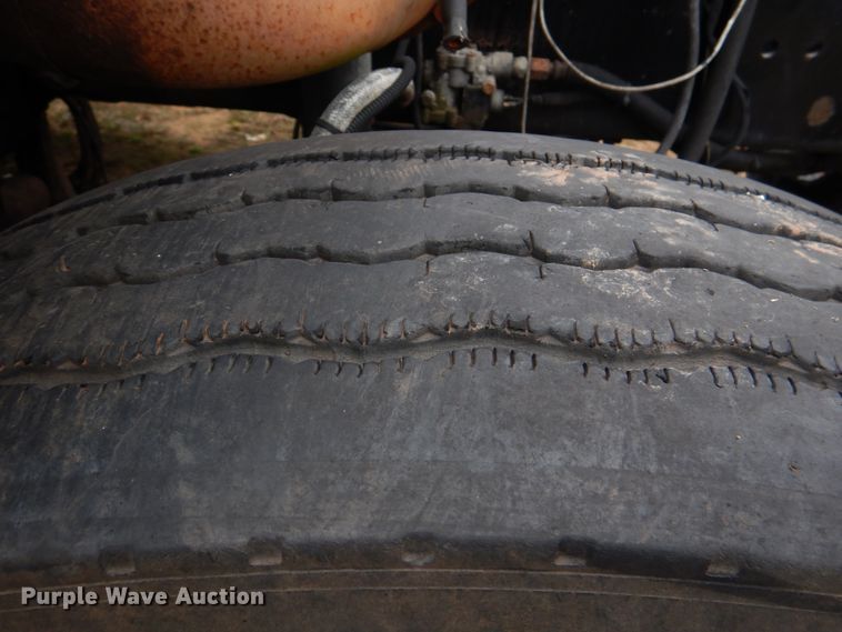 image for item DL0692 1998 Freightliner FLD112  semi truck