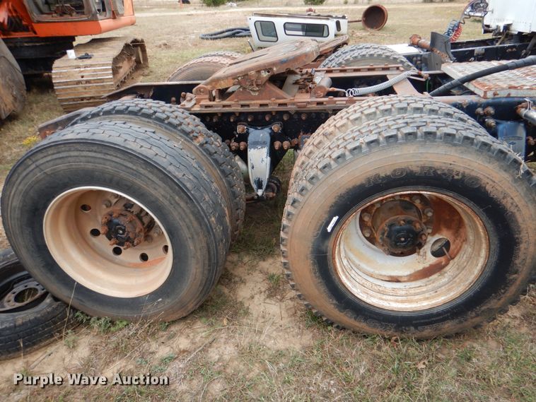 image for item DL0692 1998 Freightliner FLD112  semi truck