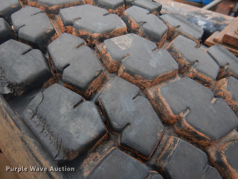 image for item DL0692 1998 Freightliner FLD112  semi truck