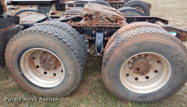 image for item DL0692 1998 Freightliner FLD112  semi truck