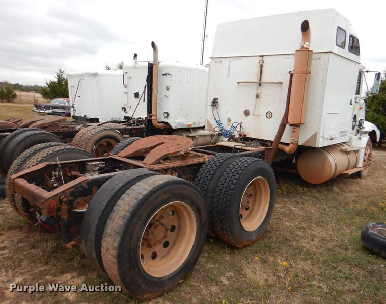 image for item DL0693 1998 International 9200  semi truck