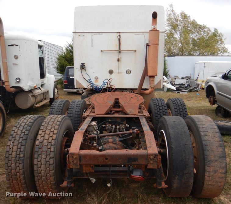 image for item DL0693 1998 International 9200  semi truck