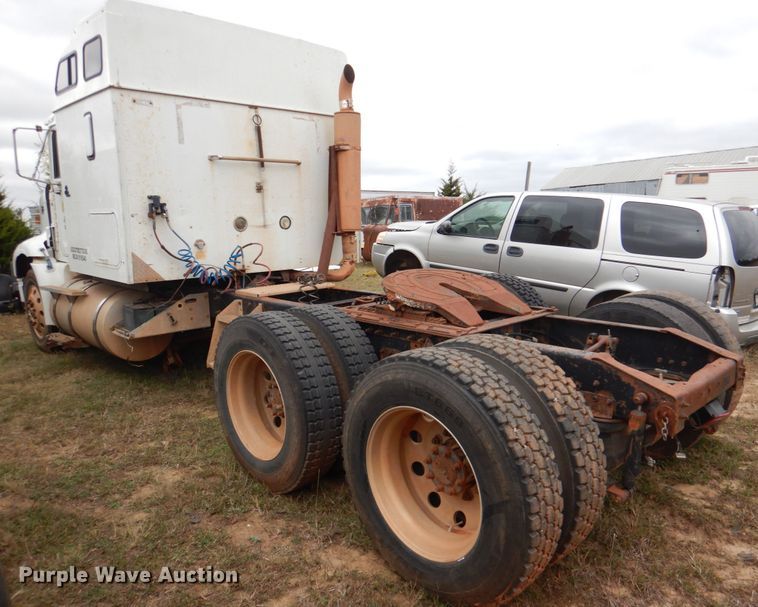 image for item DL0693 1998 International 9200  semi truck