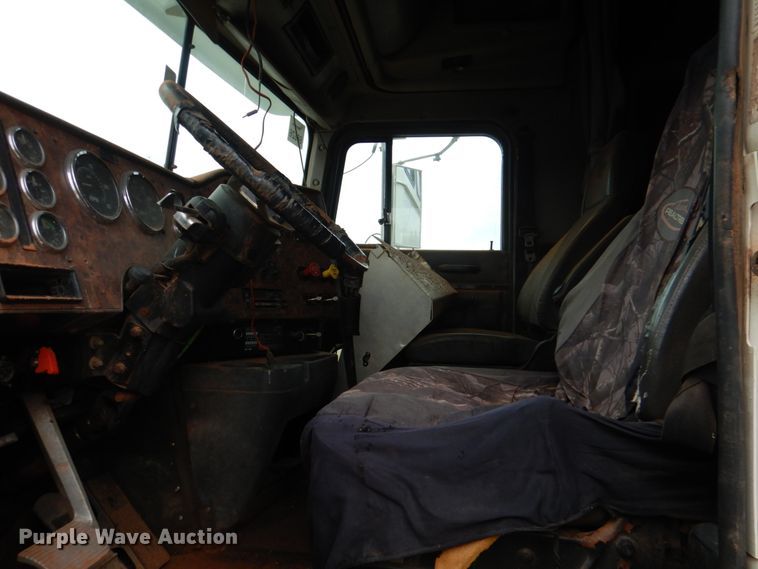 image for item DL0693 1998 International 9200  semi truck