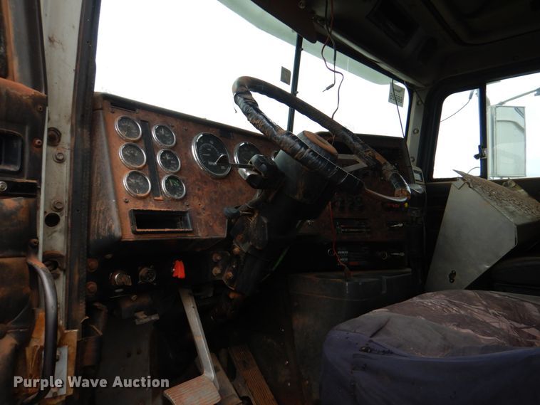 image for item DL0693 1998 International 9200  semi truck