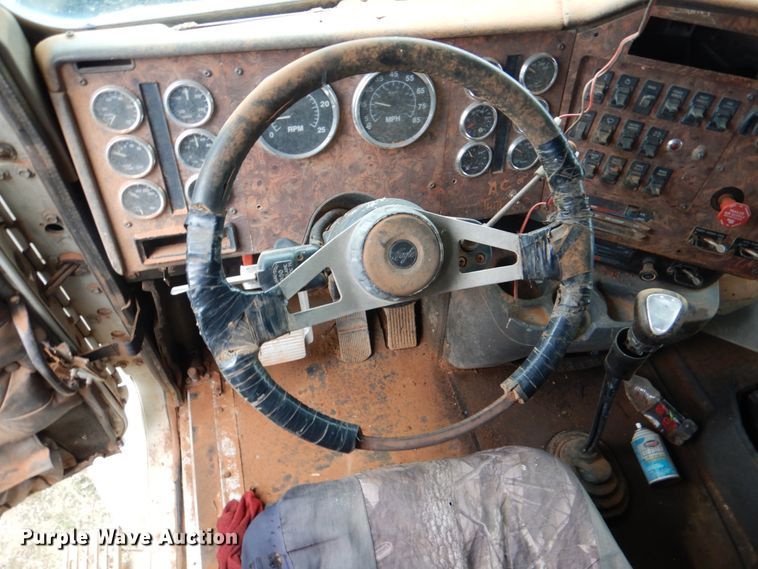 image for item DL0693 1998 International 9200  semi truck