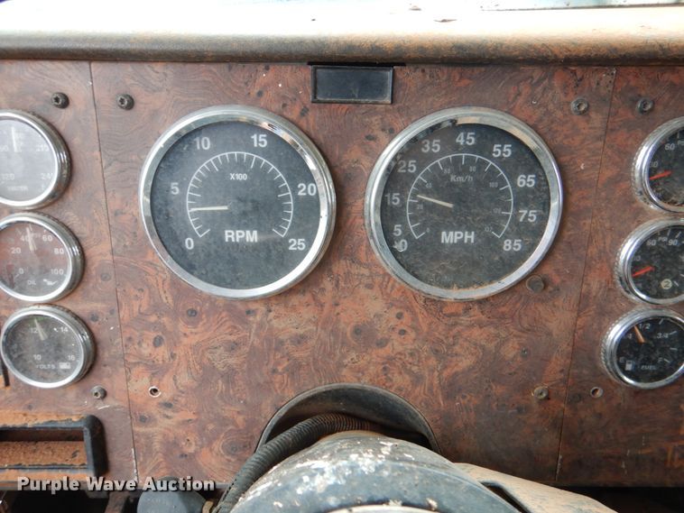 image for item DL0693 1998 International 9200  semi truck