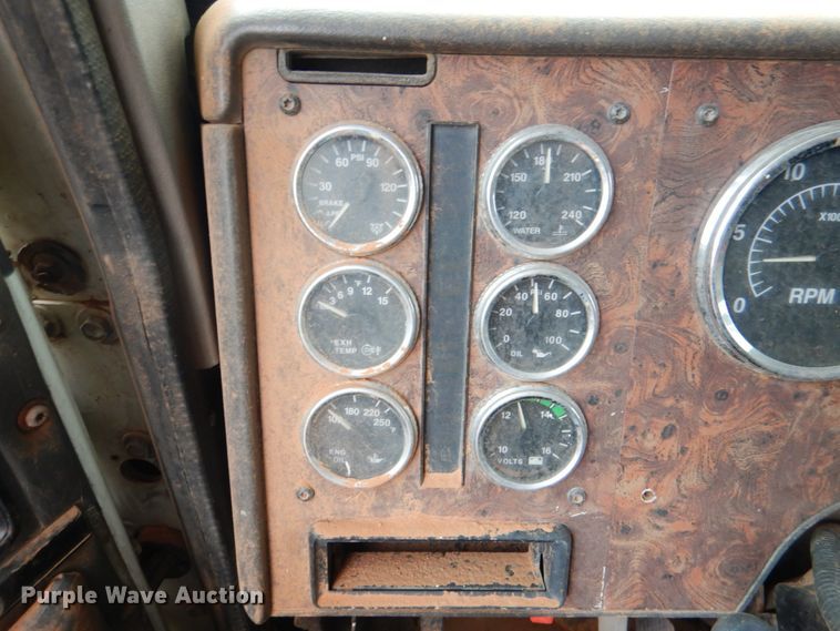 image for item DL0693 1998 International 9200  semi truck