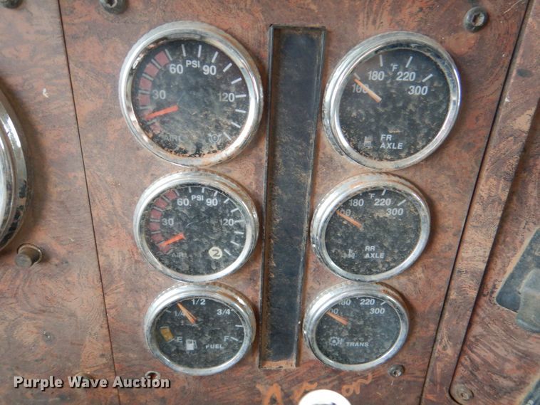 image for item DL0693 1998 International 9200  semi truck