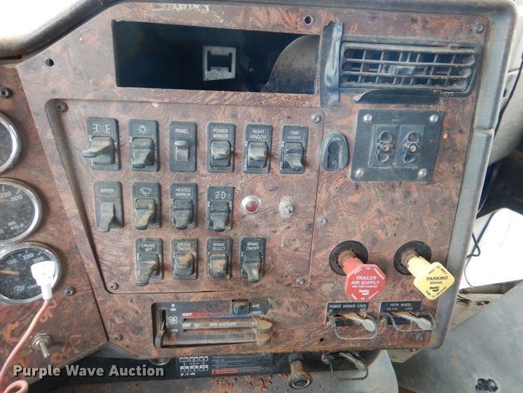 image for item DL0693 1998 International 9200  semi truck