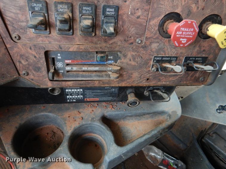 image for item DL0693 1998 International 9200  semi truck