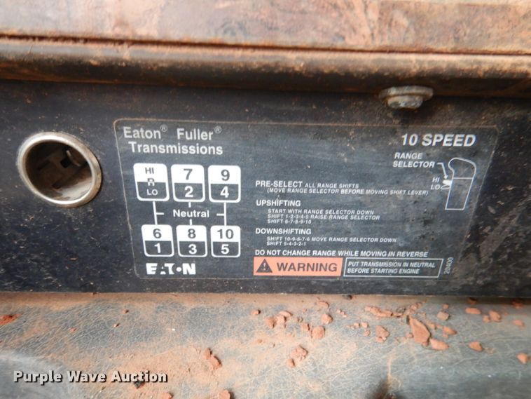 image for item DL0693 1998 International 9200  semi truck