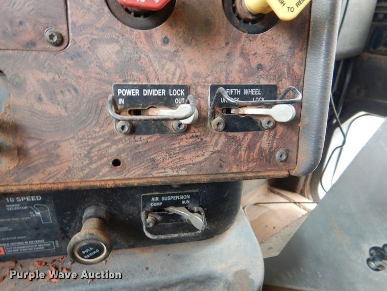 image for item DL0693 1998 International 9200  semi truck