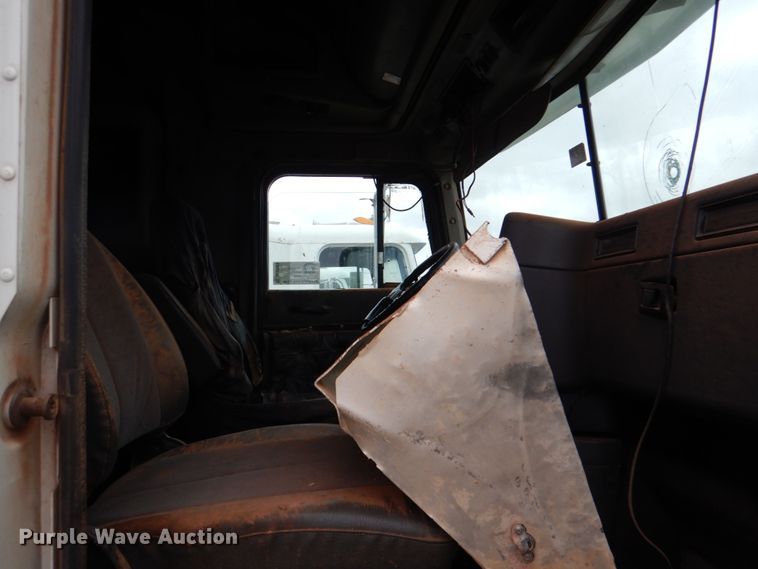 image for item DL0693 1998 International 9200  semi truck