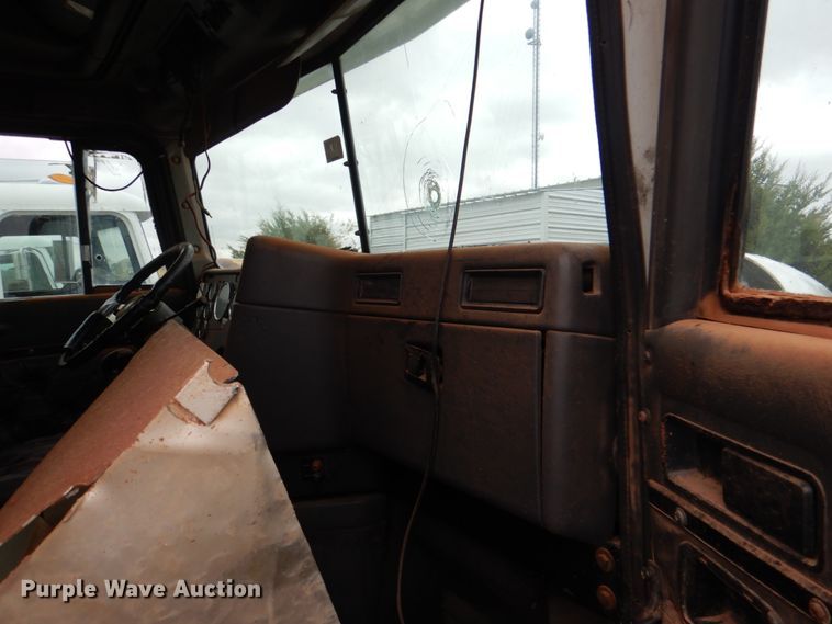 image for item DL0693 1998 International 9200  semi truck