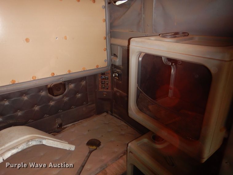 image for item DL0693 1998 International 9200  semi truck