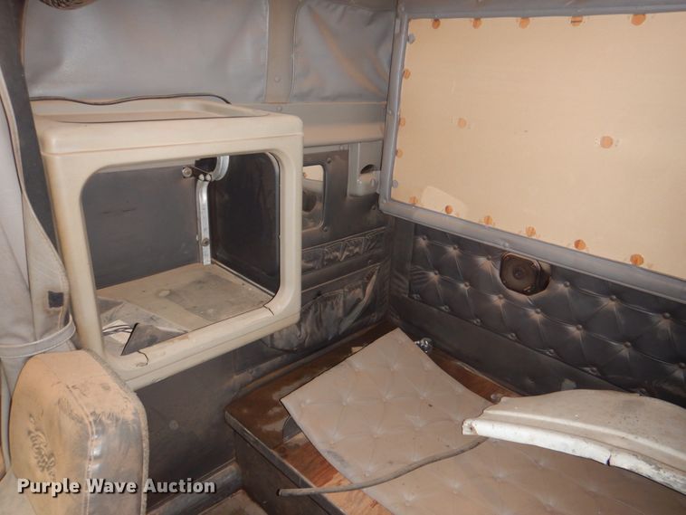 image for item DL0693 1998 International 9200  semi truck