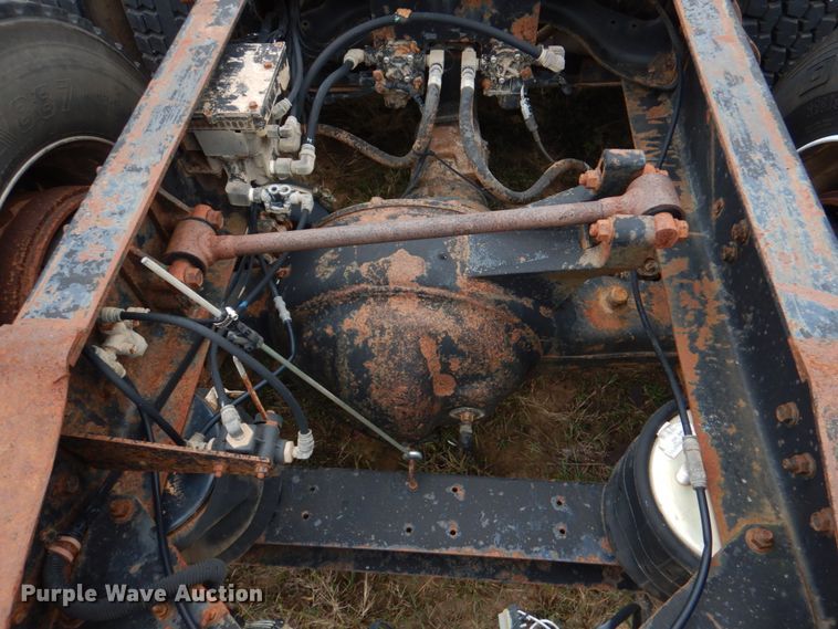 image for item DL0693 1998 International 9200  semi truck