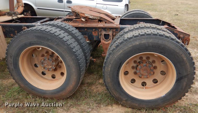 image for item DL0693 1998 International 9200  semi truck