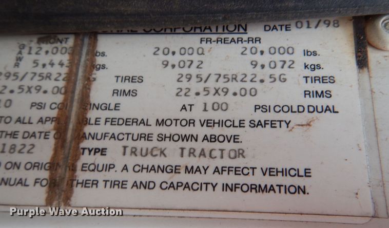 image for item DL0693 1998 International 9200  semi truck