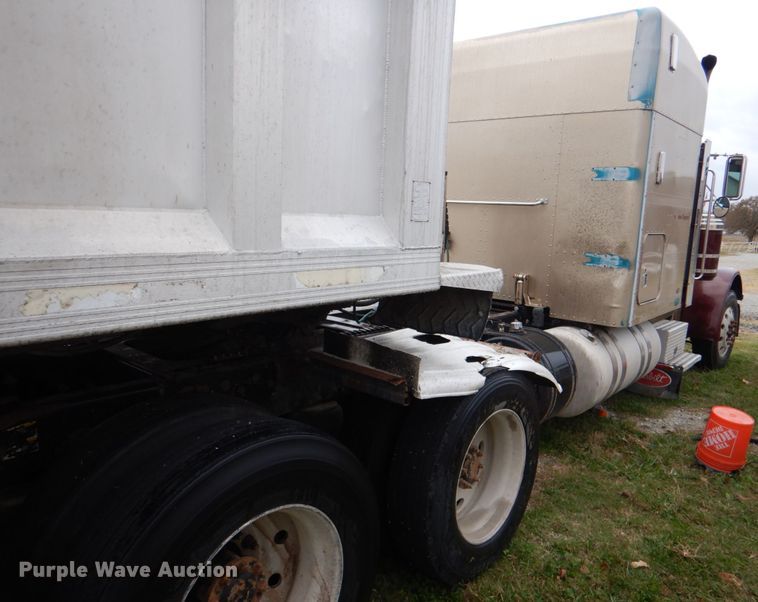 image for item DL0696 2002 Peterbilt 379  semi truck