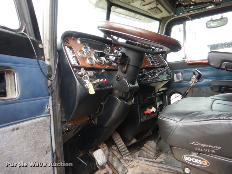 image for item DL0696 2002 Peterbilt 379  semi truck