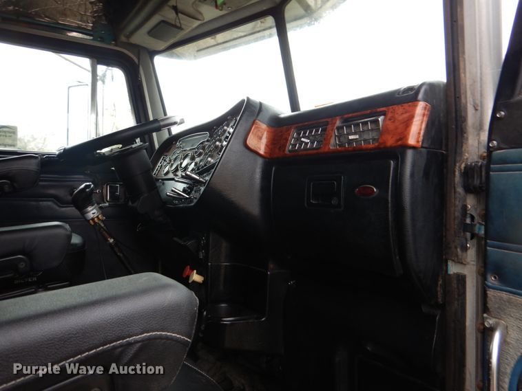 image for item DL0696 2002 Peterbilt 379  semi truck