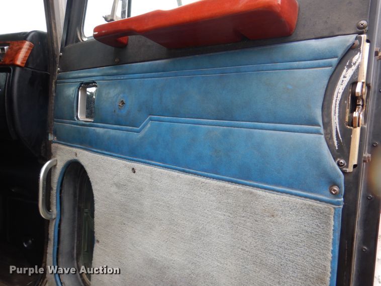 image for item DL0696 2002 Peterbilt 379  semi truck