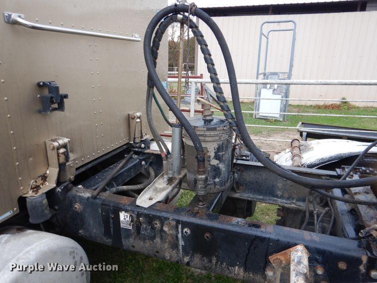 image for item DL0696 2002 Peterbilt 379  semi truck