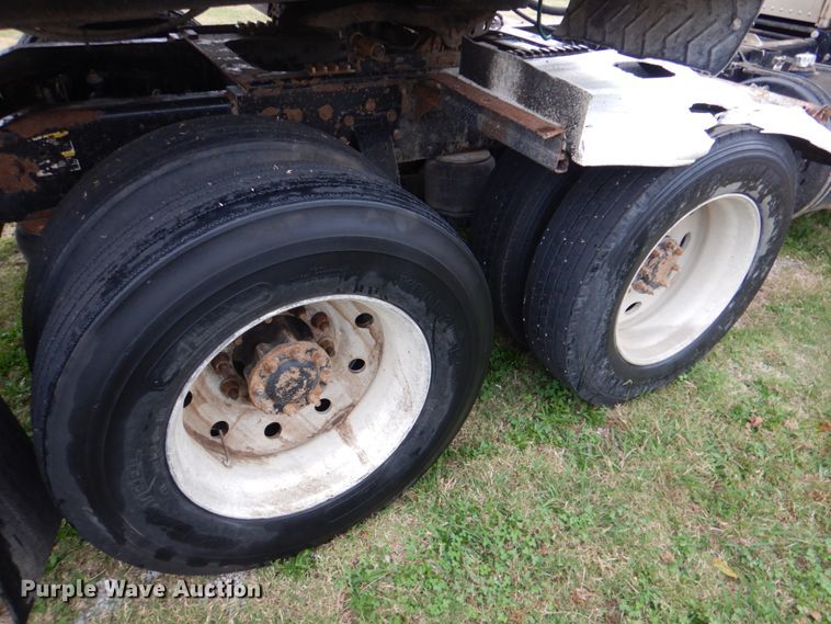 image for item DL0696 2002 Peterbilt 379  semi truck