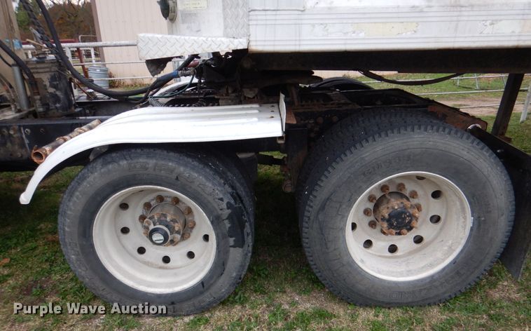 image for item DL0696 2002 Peterbilt 379  semi truck