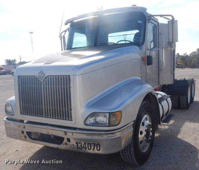 image for item DM5304 2001 International 9100i  semi truck