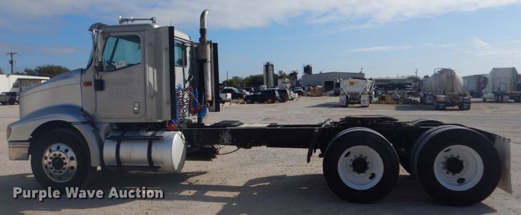 image for item DM5304 2001 International 9100i  semi truck