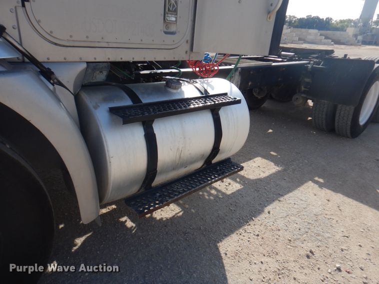 image for item DM5304 2001 International 9100i  semi truck